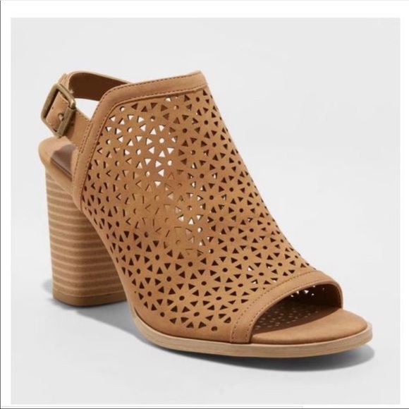 Universal Thread Shoes - Tan laser cut heels